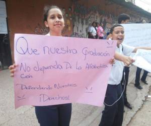 Piden al ministro Marlon Escoto que la graduación de los estudiantes no depende del proceso de alfabetización, foto: Johny Magallanes.