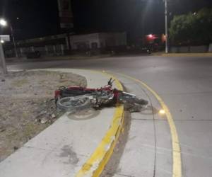 La motocicleta impactó contra la rotonda y la fémina que viajaba como acompañante falleció.