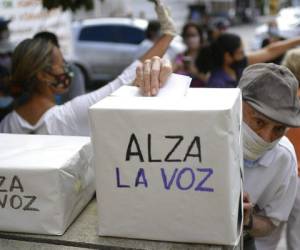 Un anciano vota en una consulta organizada por la oposición para rechazar el gobierno del presidente Nicolás Maduro en Caracas, Venezuela, el sábado 12 de diciembre de 2020. Foto AP