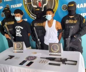 A los dos jóvenes se les acusa de ser cabecillas, coordinadores de gatilleros y de desarrollar el delito de cobro de extorsión en perjuicio del sector transporte y comercio del litoral atlántico hondureño.