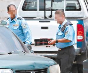 De nuevo varios oficiales que aceptaron renunciar llegaron ayer al Comando de Apoyo Logístico de la Policía a entregar sus implementos.