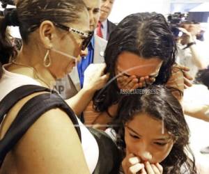 Alejandra Juárez (39) se despide de sus hijas Pamela y Estela en el aeropuerto de Orlando tras ser deportada a México. (Foto: AP)