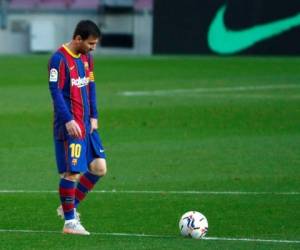 En imagen de archivo del jueves 19 de abril de 2021, el argentino Lionel Messi, del Barcelona, espera la reanudación de las acciones en el duelo por la Liga española frente al Granada, en el Camp Nou de Barcelona, España. Foto: AP