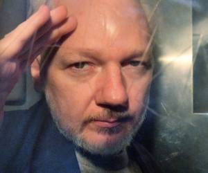 El abogado de Assange en Ecuador, Carlos Poveda, presentó un recurso para pedir que se suspenda la diligencia, y en caso de que la Fiscalía persista en ella, garantizar al menos que su cliente pueda estar presente durante el registro.(Foto: AFP)