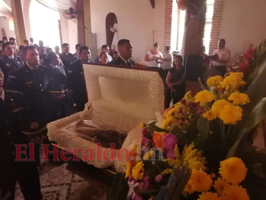 Los restos mortales del subinspector de la Policía Nacional Jonathan García Velásquez fueron velados en Goascorán, Valle.