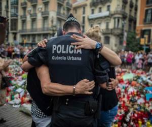 Las autoridades policiales consuelan a familiares de las víctimas que fallecieron en ataques terroristas de Barcelona y Cambrils. (AP)