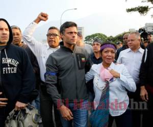El líder de la oposición, Leopoldo López, en el centro, fue recibido por partidarios que se encuentra fuera de la base aérea de La Carlota en Caracas, Venezuela, el martes 30 de abril de 2019. (AP Foto / Ariana Cubillos).