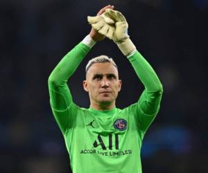 En esta fotografía de archivo tomada el 24 de noviembre de 2021, el portero costarricense del Paris Saint-Germain, Keylor Navas, aplaude a los aficionados en la cancha después del partido de fútbol del Grupo A de la Liga de Campeones de la UEFA entre el Manchester City y el Paris Saint-Germain en el estadio Etihad de Manchester. , noroeste de Inglaterra. Foto: AFP