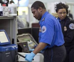 Agentes de la TSA llamaron a policías del aeropuerto, quienes encontraron al pasajero y lo detuvieron para interrogarlo. Foto: Cortesía El Mundo.