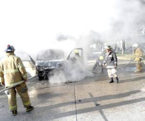 Elementos del Cuerpo de Bomberos sofocan las llamas del automotor incendiado en San Pedro Sula. Noticias de Honduras/ Sucesos de Honduras/ EL HERALDO noticias.