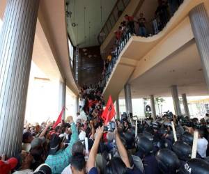 Seguidores de Libre protagonizaron actos vandálicos en el Congreso Nacional. (Foto: Jimmy Argueta)