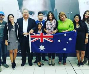 Familiares se despiden de Katherine Paola Barahona en el aeropuerto Toncontín.