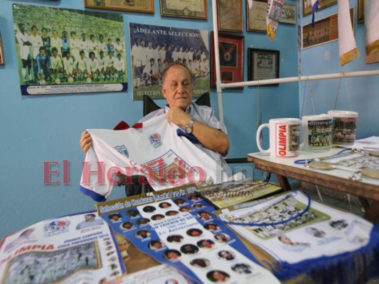 José de la Paz Herrera muestra con orgullo la camisa del Olimpia que dirigió.