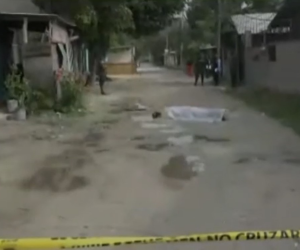 La víctima, de quién aún se desconoce la identidad, quedo tirada en medio de la polvorienta calle.