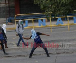 Los encapuchados lanzaron piedras a los agentes policiales. Foto Johny Magallanes| EL HERALDO