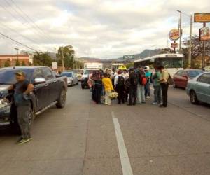 El carro negro, a la derecha de la imagen, impactó contra la joven mientras cruzaba la calle frente a la UNAH. Foto cortesía Trafico Tegus