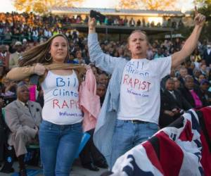 El ganador deberá vestir la camiseta con consignas similares gritando ante la cámara 'Bill Clinton es un violador'. /Foto AFP/