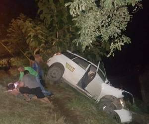 Al parecer el automotor, un taxi en el que viajaban, sufrió un accidente y se salió de la vía.