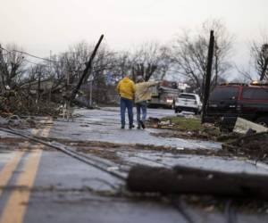 Los tornados también dejaron serios daños materiales e infraestructurales. Foto: AFP