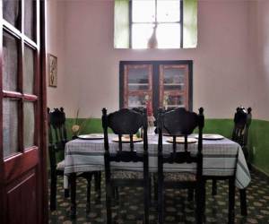 Quizá una pequeña reunión familiar alrededor de una mesa de comedor sea el comienzo de la unidad y la cooperación que necesitamos como país para acabar con el virus.