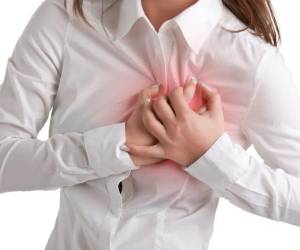 La inflamación en el corazón puede reducir la capacidad de bombear sangre, provocar dolor de pecho, falta de aire y ritmos cardíacos rápidos e irregulares.