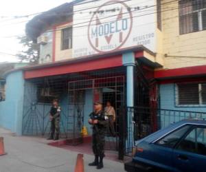 Agentes de la Policía Militar resguardan el edificio del Instituto Modelo desde horas de la mañana de este lunes.
