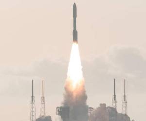 La sonda Perseverance de la NASA despegó a bordo de un poderoso cohete Atlas V en el tercer y último lanzamiento del verano a Marte. Foto: AFP