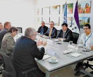 Los representantes políticos acordaron no rotar a sus titulares para no perder la secuencia de lo hablado. Foto: EL HERALDO