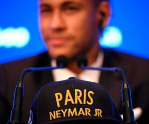 Neymar Jr. durante su presentación con el PSG en Francia. (Fotos: AFP)