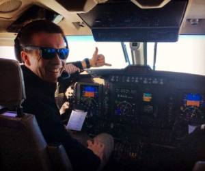 Artur Kielak mostró a sus amigos de Facebook la maniobra que realizó para aterrizar Boeing 737. Foto Facebook.