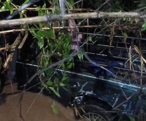 La crecida de la quebrada Los Anises arrastró un vehículo en el que se transportaban varias personas.