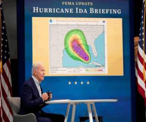 El presidente de los Estados Unidos, Joe Biden, habla sobre los preparativos que está realizando FEMA para el huracán Ida en el edificio de oficinas ejecutivas de Eisenhower el 28 de agosto de 2021 en Washington, DC. Foto: Agencia AFP.