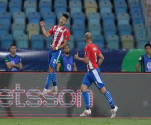 Ángel Romero (izquierda), de la selección de Paraguay, festeja su segundo gol ante Bolivia en un partido de la Copa América, el lunes 14 de junio de 2021, en Goiania, Brasil (AP Foto/Eraldo Peres).