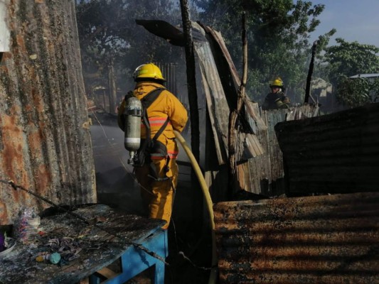 El Cuerpo de Bomberos llegó al lugar del siniestro, pero la casa ya se había consumido.