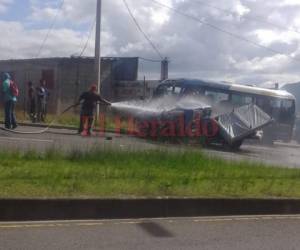 Tras la colisión el vehículo pick up quedó destruido en su parte frontal. (Foto: Estalin Irías/ El Heraldo)