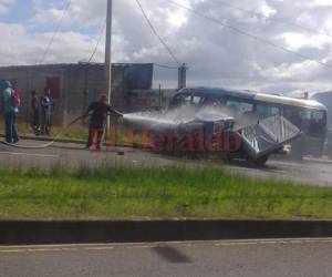 Tras la colisión el vehículo pick up quedó destruido en su parte frontal. (Foto: Estalin Irías/ El Heraldo)