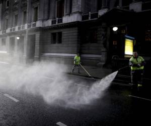 Un trabajador desinfecta la calle afuera del Congreso durante la cuarentena ordenada por el gobierno para frenar la propagación del nuevo coronavirus en Buenos Aires, Argentina. Foto: Agencia AP.