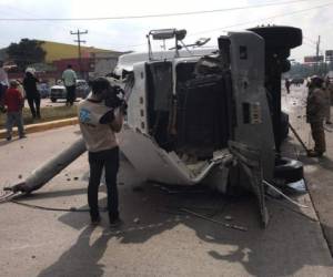 La rastra invadió el carril contrario. El motorista fue trasladado a un centro asistencial.