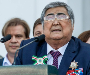 El gobernador regional de Kemerovo, Aman Tuleyev, habla con una multitud. Foto AFP