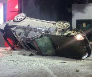 El carro estuvo a punto de tomar fuego, pero los empleados de la gasolinera apagaron a tiempo el incendio.