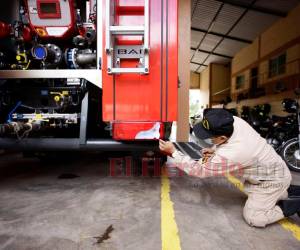 Un bombero muestra a la Unidad Investigativa de EL HERALDO Plus algunos de los golpes que han sufrido las unidades por fallas en el sistema de frenos.