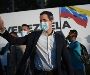Guaidó, invocando sus atribuciones como presidente de la Asamblea Nacional, se declaró presidente interino en 2019 en desafío a Maduro.