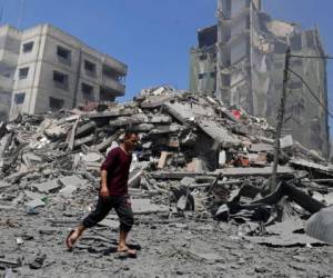Un hombre camina por los escombros de un edificio destruido por un ataque de Israel en Gaza. Foto: AP.