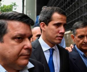 Guaidó, que el domingo debió ser reelegido en la sede un periódico al ser bloqueado su ingreso al Palacio Legislativo, consiguió finalmente este martes entrar al recinto y juramentarse.