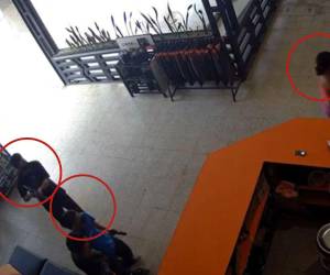 Desde otra de las cámaras se logra ver el rostro de los sospechosos por lo que las autoridades ya estarían detrás de su paradero.