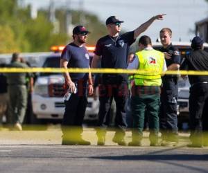 Autoridades en Sutherland Springs tras la masacre. Foto: Agencia AP - El Heraldo.