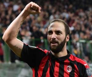 Gonzalo Higuaín anotó un gol para el cuadro 'rossonero' en el Estadio San Siro. Foto AFP