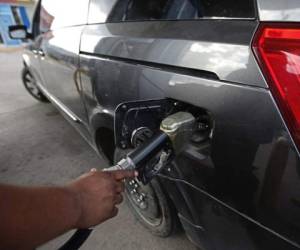 A partir de este lunes se espera que los precios internos de los combustibles observen una nueva rebaja.