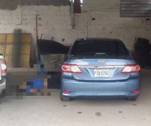 El cadáver del hombre quedó tirado al costado de su vehículo. Foto: EL HERALDO