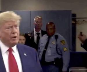 Captura de video muestra el momento en el que Donald Trump ingresa al recinto de las Naciones Unidas en Nueva York, Estados Unidos, y la activista Greta Thunberg.